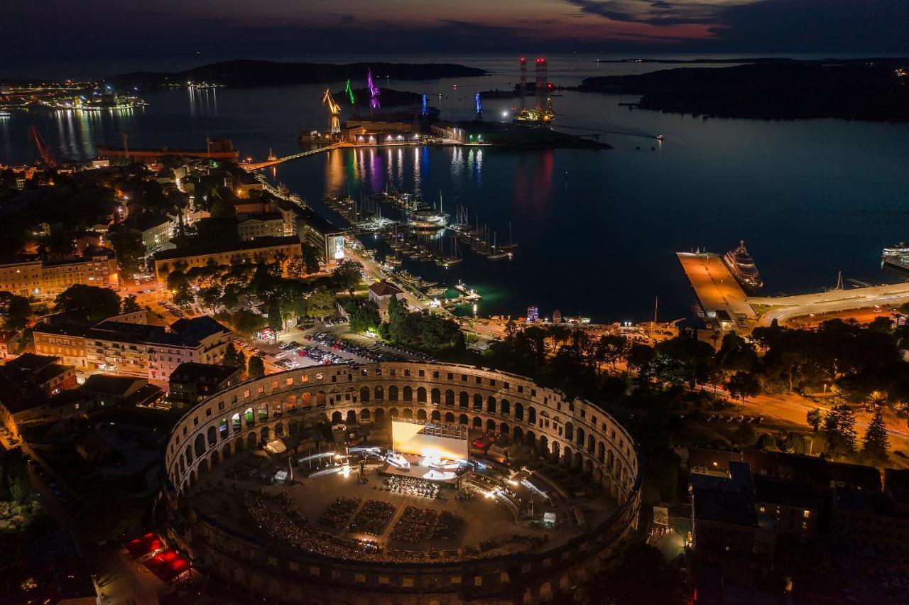 Mimoza Old Town Pula Apartments Bagian luar foto